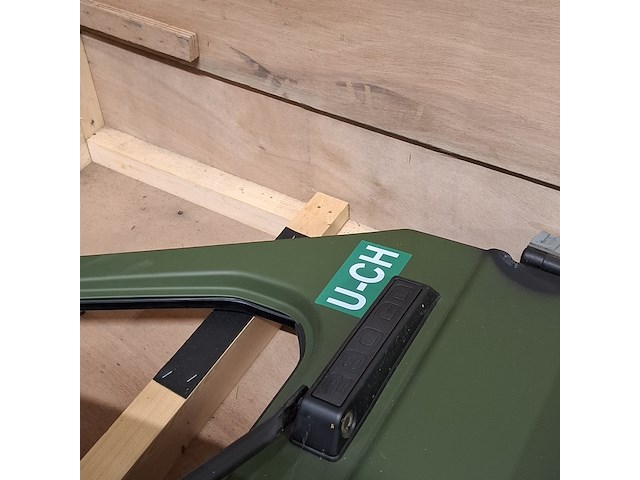 Vrachtwagendeur in transportkist - afbeelding 10 van  11