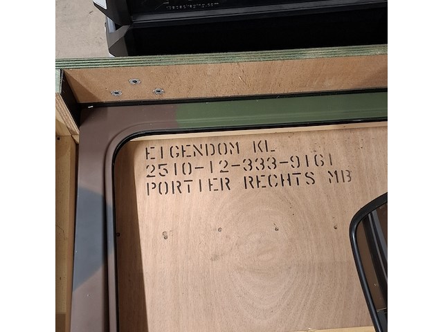 Vrachtwagendeur in transportkist - afbeelding 11 van  11