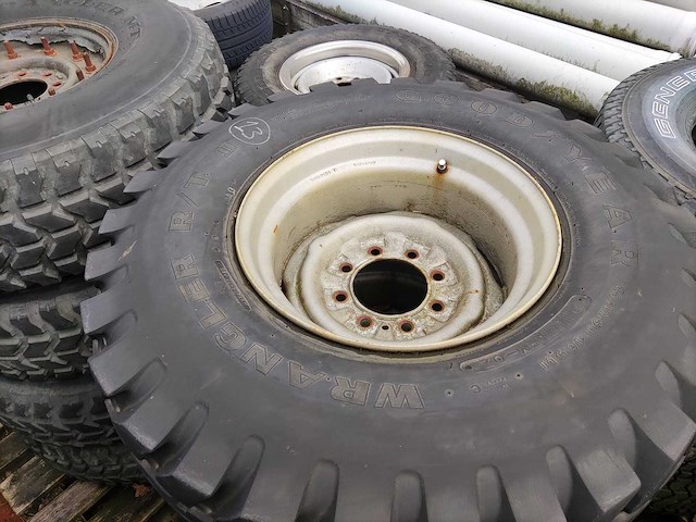 Vrebrede standaard - 36 inch hummer 8x165,1 - velg (4x) - afbeelding 1 van  4