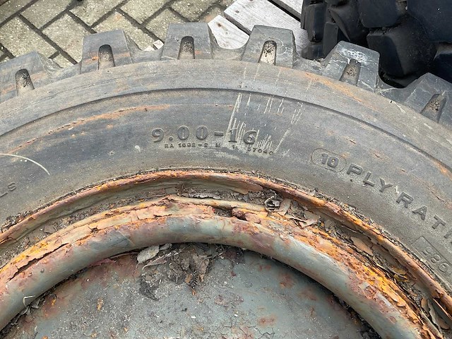 Vredestein band, wiel en velg unimog army 9.00-16 - afbeelding 4 van  5