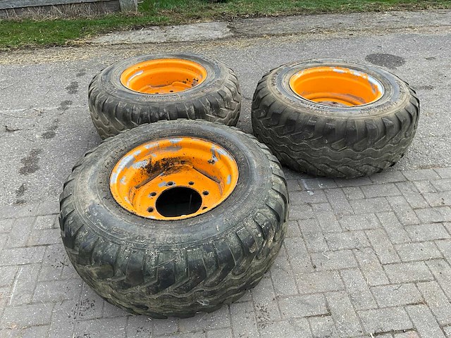 Vredestein flotation + band met velg (3x) - afbeelding 1 van  6