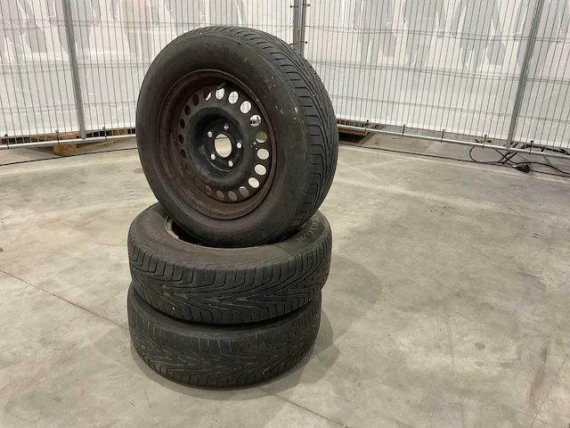 Vredestein giugiaro zomerbanden 15inch wielen (3x) - afbeelding 1 van  4