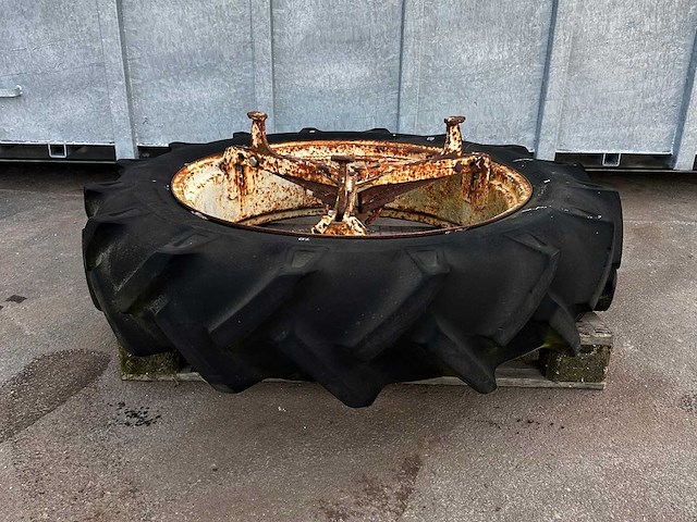Vredestein – landbouwband 12.4-36 6 ply met velg en spaken (1x) - afbeelding 1 van  2