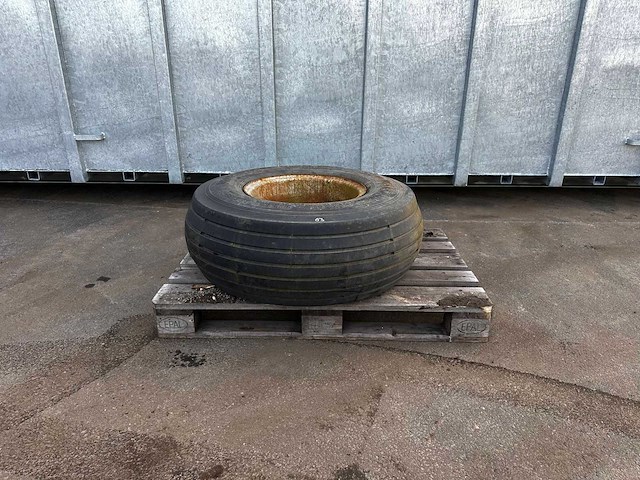 Vredestein – landbouwband 13.5/75-17 met velg 6-gaats (1x) - afbeelding 1 van  2