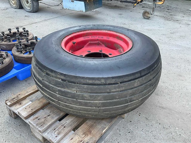 Vredestein special ribbed landbouwband met velg - afbeelding 1 van  2