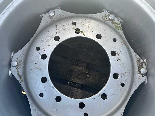 Vredestein traxion + 480/65r28 band met velg - afbeelding 6 van  6