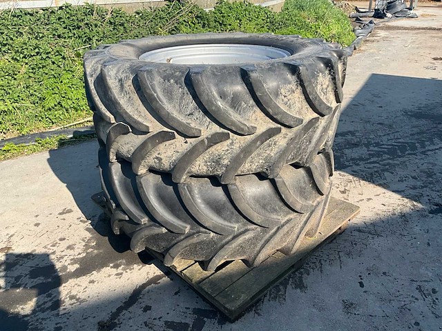 Vredestein traxion + 480/65r28 band met velg - afbeelding 1 van  6