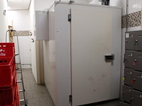 Vriescel combisteal met opgebouwde koelmotor, afm. 160 x 200 x 231 cm. dient door u zelf gedemonteerd te wo...