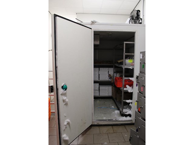 Vriescel combisteal met opgebouwde koelmotor, afm. 160 x 200 x 231 cm. dient door u zelf gedemonteerd te wo... - afbeelding 4 van  7