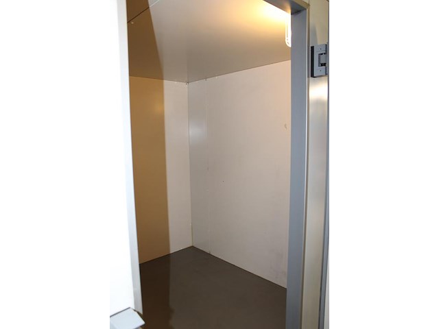 Vriescel veld. afmeting 300 x 225 x 230 cm. vriescel heeft externe koelmotor welke buiten op het dak staat. - afbeelding 6 van  8