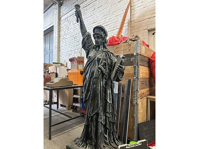 Vrijheidsbeeld, hoogte 225cm - afbeelding 1 van  5
