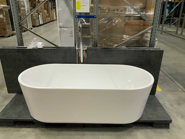 Vrijstaand bad 180 x 90 cm met ben vrijstaande badkraan - afbeelding 1 van  6