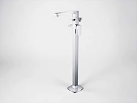 Vrijstaande badkraan met een vierkant design chroom