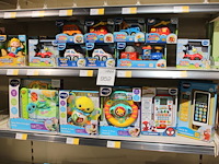 Vtech kinderspeelgoed w.o. dierenvriendjes, telefoons en auto's op twee schappen, 18 stuks. - afbeelding 1 van  4