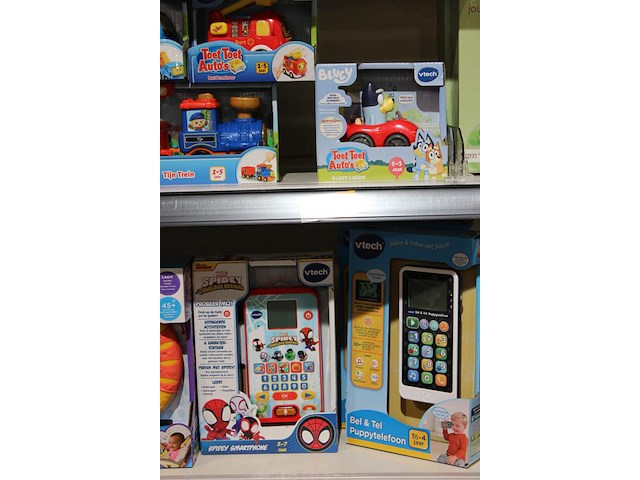 Vtech kinderspeelgoed w.o. dierenvriendjes, telefoons en auto's op twee schappen, 18 stuks. - afbeelding 2 van  4