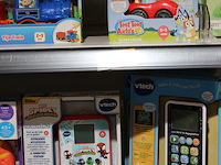 Vtech kinderspeelgoed w.o. dierenvriendjes, telefoons en auto's op twee schappen, 18 stuks. - afbeelding 2 van  4