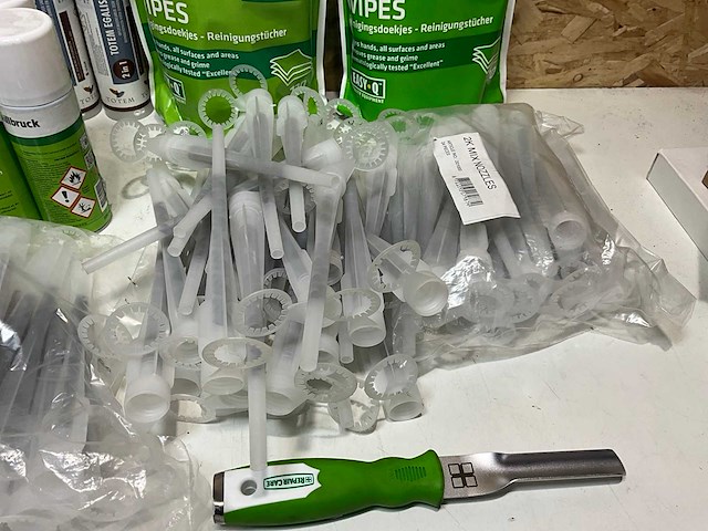 Vulmiddel, sprays, nozzles en diversen (33x) - afbeelding 14 van  17