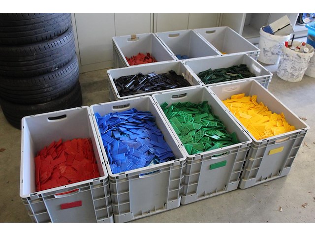 Vulplaatjes in diverse uitvoeringen in 9 kratten. kratafmeting 60 x 40 x 42 cm. - afbeelding 1 van  6