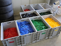 Vulplaatjes in diverse uitvoeringen in 9 kratten. kratafmeting 60 x 40 x 42 cm.