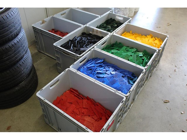 Vulplaatjes in diverse uitvoeringen in 9 kratten. kratafmeting 60 x 40 x 42 cm. - afbeelding 2 van  6