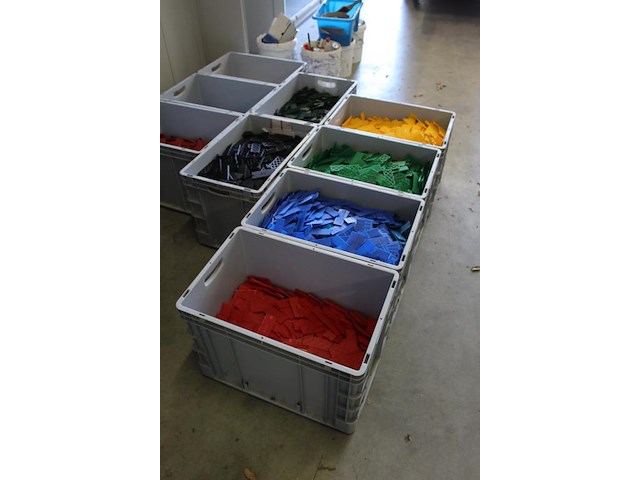 Vulplaatjes in diverse uitvoeringen in 9 kratten. kratafmeting 60 x 40 x 42 cm. - afbeelding 3 van  6