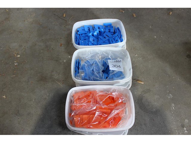 Vulplaatjes in drie kunststof bakken. - afbeelding 1 van  1