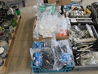 Vulplaatjes, krimpkous en tuinspiezen in drie dozen en kunststof krat. - afbeelding 1 van  2