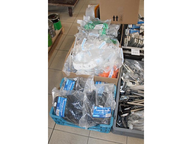 Vulplaatjes, krimpkous en tuinspiezen in drie dozen en kunststof krat. - afbeelding 2 van  2