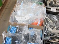 Vulplaatjes, krimpkous en tuinspiezen in drie dozen en kunststof krat. - afbeelding 2 van  2