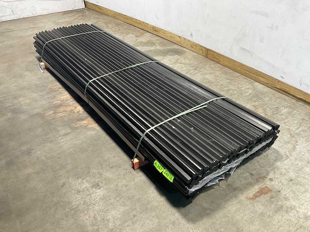 Vuren gevelbekleding buitenhoek zwart 305x8,5x3,2 cm (94x) - afbeelding 1 van  8