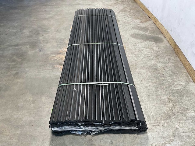 Vuren gevelbekleding buitenhoek zwart 305x8,5x3,2 cm (94x) - afbeelding 4 van  8