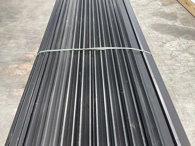 Vuren gevelbekleding buitenhoek zwart 305x8,5x3,2 cm (94x) - afbeelding 2 van  5