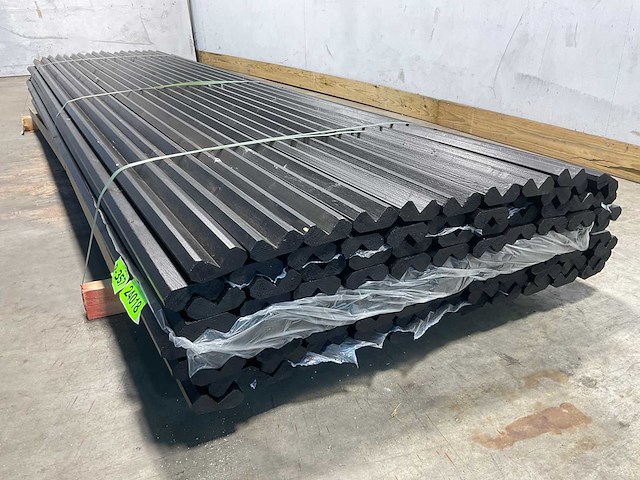 Vuren gevelbekleding buitenhoek zwart 305x8,5x3,2 cm (94x) - afbeelding 3 van  5