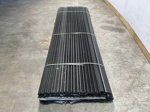 Vuren gevelbekleding buitenhoek zwart 305x8,5x3,2 cm (94x) - afbeelding 4 van  8