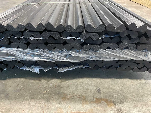 Vuren gevelbekleding buitenhoek zwart 305x8,5x3,2 cm (94x) - afbeelding 8 van  8