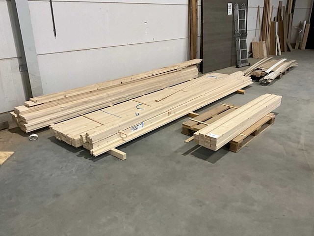 Vuren latten en planken divers - afbeelding 1 van  4