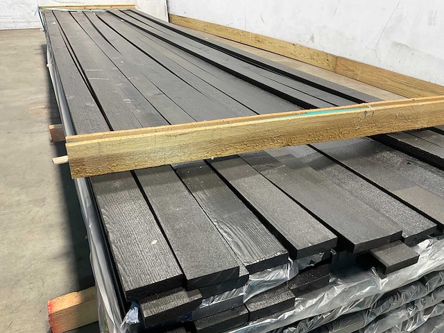 Vuren open gevelbekleding batten zwart 430x6,8x1,8 cm (150x) - afbeelding 1 van  1
