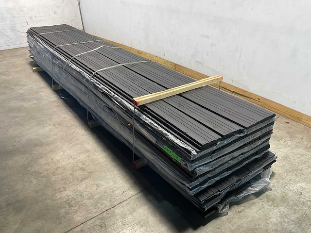 Vuren open gevelbekleding board zwart 490x18x1,8 cm (45x) - afbeelding 1 van  10
