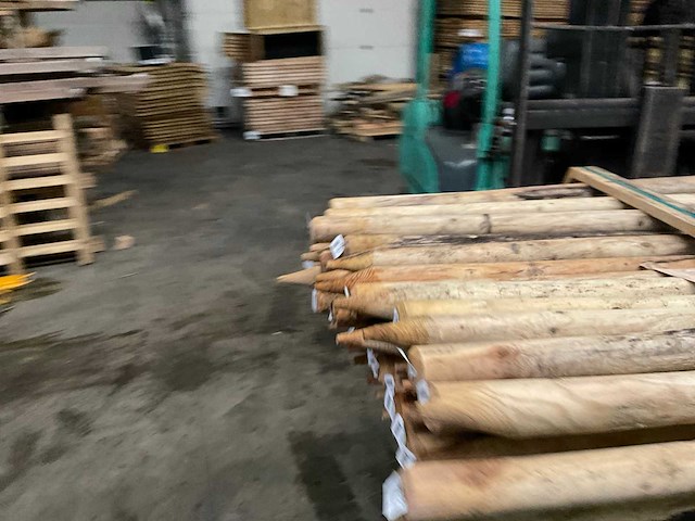 Vuren paal rond, geïmpregneerd en gepunt - 250x6x6 cm (66x) - afbeelding 8 van  12