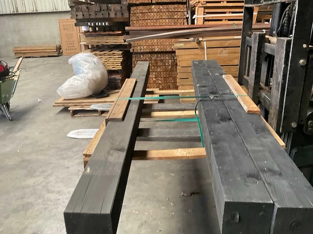Vuren paal zwart gespoten - 250x14x14 cm (3x) - afbeelding 9 van  10