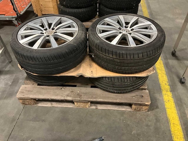 Vw autoband met aluminium velgen (4x) - afbeelding 2 van  3