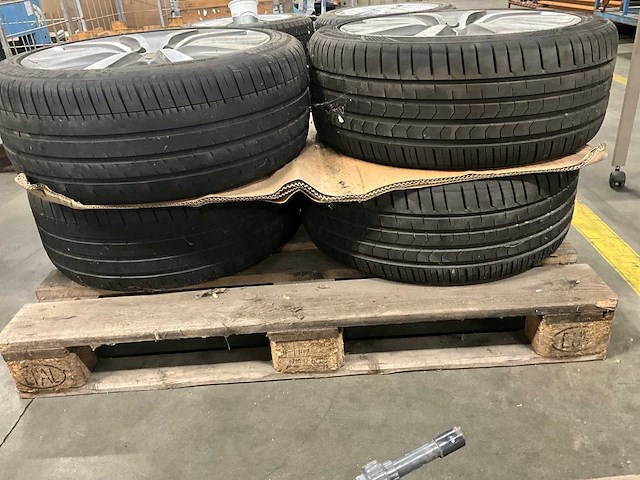 Vw autoband met aluminium velgen (4x) - afbeelding 3 van  3