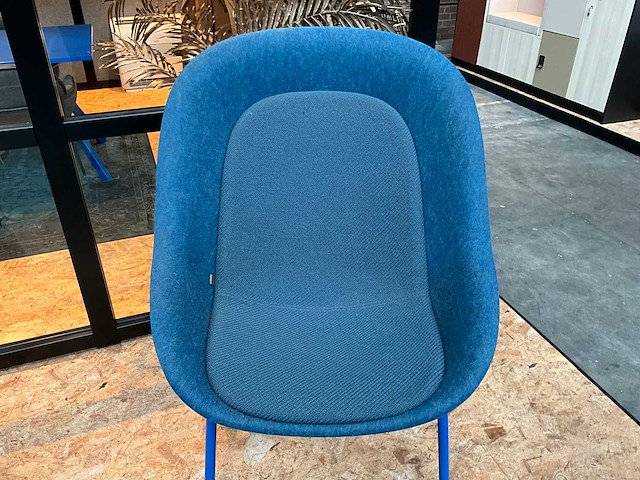 Wachtkamermeubilair - 2x devorm fauteuil + zuiver bijzettafel - afbeelding 5 van  6