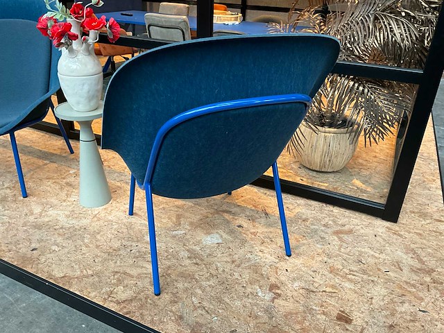 Wachtkamermeubilair - 2x devorm fauteuil + zuiver bijzettafel - afbeelding 6 van  6