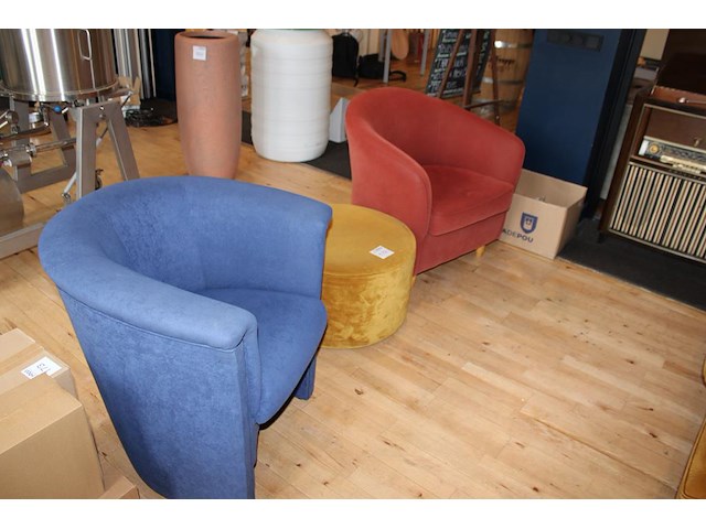Wachtkamerset bestaande uit blauwe en rode fauteuil en gele poef / tafel met doorsnede 60 cm. - afbeelding 1 van  5