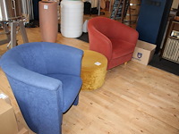 Wachtkamerset bestaande uit blauwe en rode fauteuil en gele poef / tafel met doorsnede 60 cm. - afbeelding 1 van  5