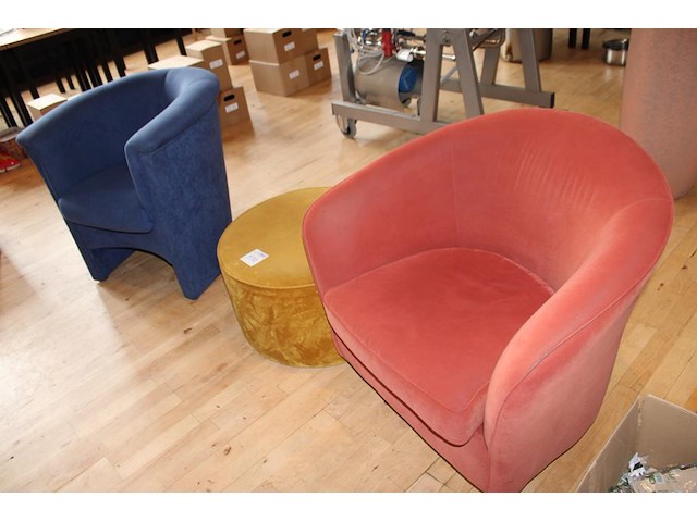 Wachtkamerset bestaande uit blauwe en rode fauteuil en gele poef / tafel met doorsnede 60 cm. - afbeelding 2 van  5