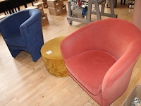 Wachtkamerset bestaande uit blauwe en rode fauteuil en gele poef / tafel met doorsnede 60 cm. - afbeelding 2 van  5