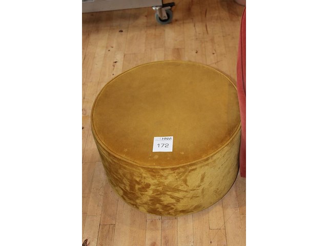 Wachtkamerset bestaande uit blauwe en rode fauteuil en gele poef / tafel met doorsnede 60 cm. - afbeelding 4 van  5