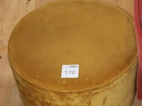 Wachtkamerset bestaande uit blauwe en rode fauteuil en gele poef / tafel met doorsnede 60 cm. - afbeelding 4 van  5